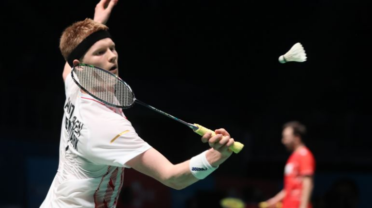 有人递水给 有人递水给